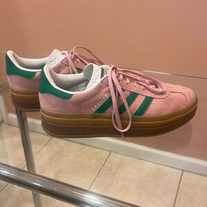 Adidas gazelle pink & green
Women’s 10 
Men’s 8.5